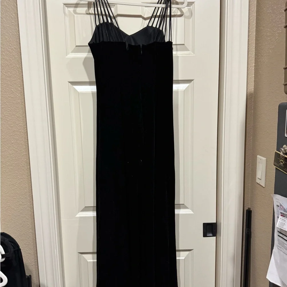 Vintage Chic Black Velvet Maxi Dress w Sheer the Shoulder Scarf. AlmostThyme - Picture 4 of 7